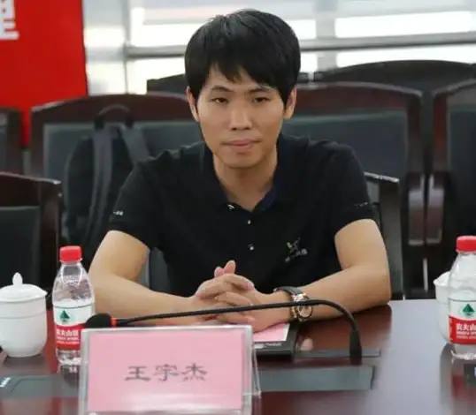 还在为选择纠结？试试'随机转盘生成器'APP，让决定变得简单有趣！