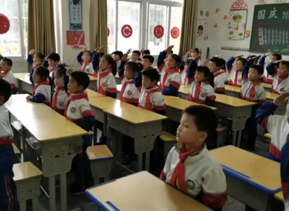 任务栏设置|桌面调整 任务栏跑到右边去了怎么办，任务栏跑偏了怎么调回原位？