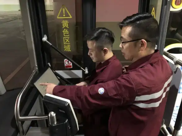 车辆保养◆冬季必知◆防冻妙招 雪天停车立起雨刮器，护车更安心！