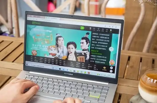轻薄本💻高效办公娱乐新体验，华硕VivoBook轻盈设计助力职场与休闲双重需求