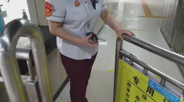 逃生必看⚡实用攻略⚡安全指南丨地铁逃生黑卡使用步骤与开门技巧全解析