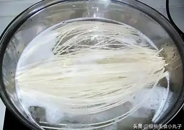 看视频学不会煮面？试试专注面馆，新手也能完美掌控火候！