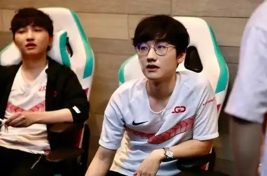 电竞🔥LOL游戏全方位介绍：定义、玩法与核心特色解析