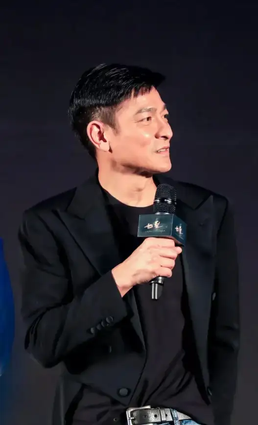 谁说手机不能剪辑大片？Alight Motion就是你的移动特效工作室！